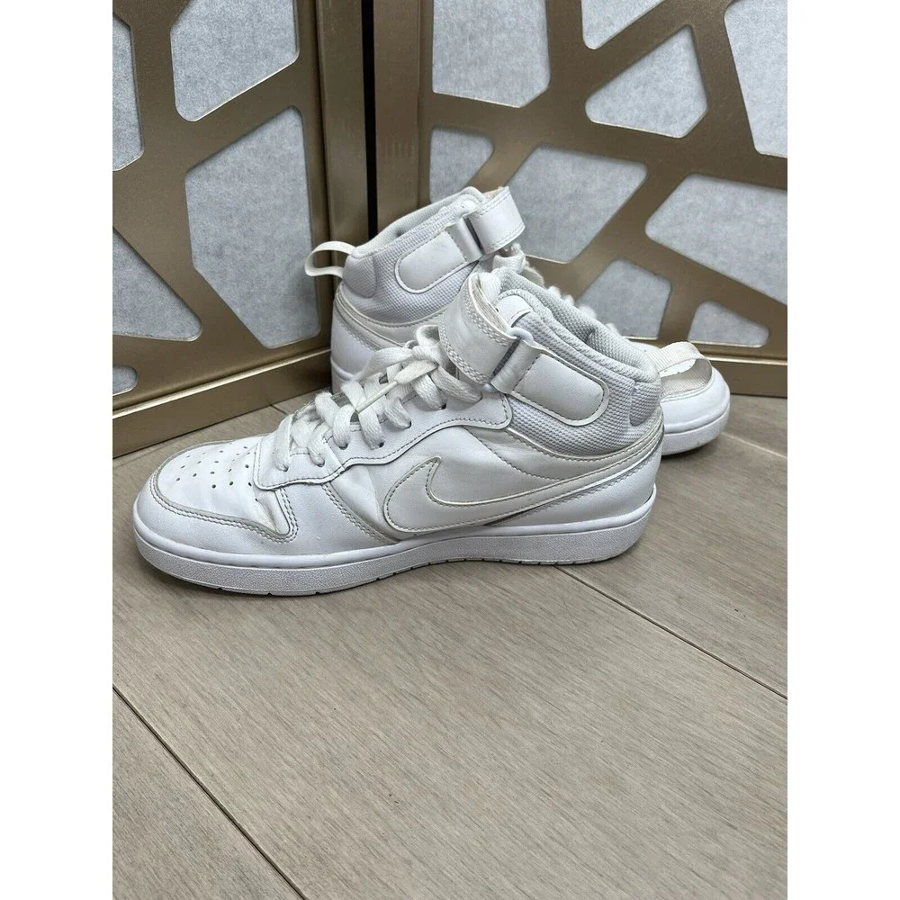 Nike Boys Court Borough Mid 2 sz 5.5 y youth White Basketball Shoes Snea…